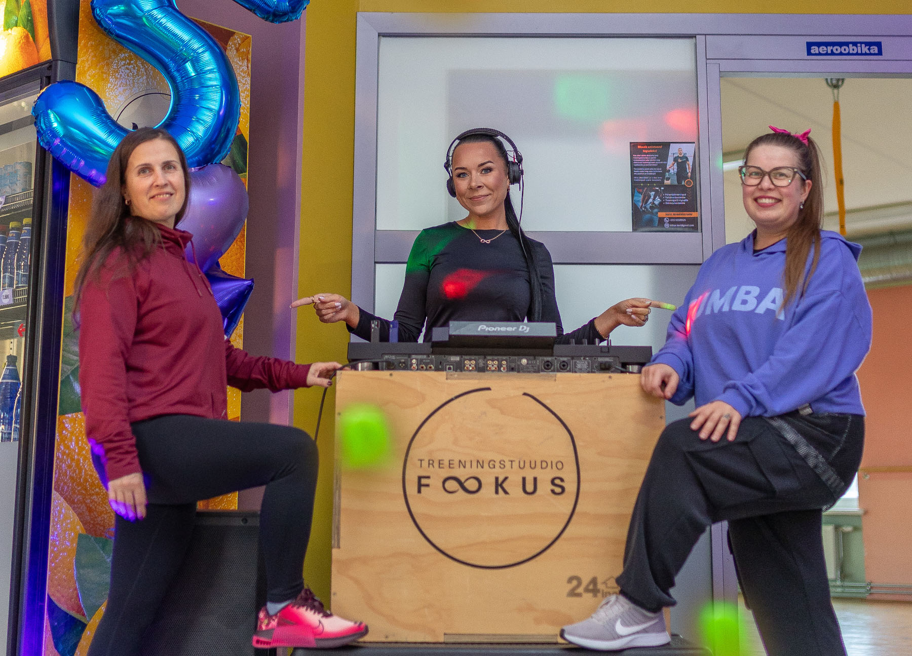 Treener Anneli Musto (vasakult), DJ Gerttu ning treener ja Fookuse juhataja Kristiina Rauba juubelipäeva õhtul, mil saal säras tuledes ning treenijatele mängis meeleolukat muusikalist tausta DJ. Foto: AIGAR NAGEL